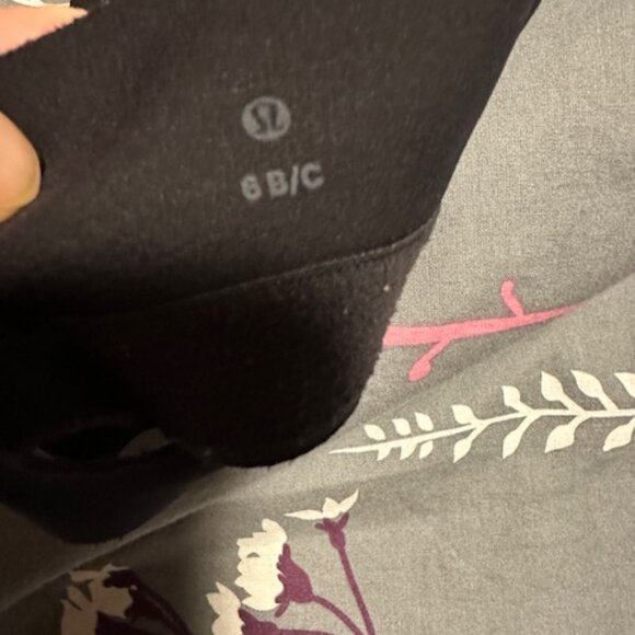 Lululemon sports bra size 6 B/C cup - Picture 3 of 3